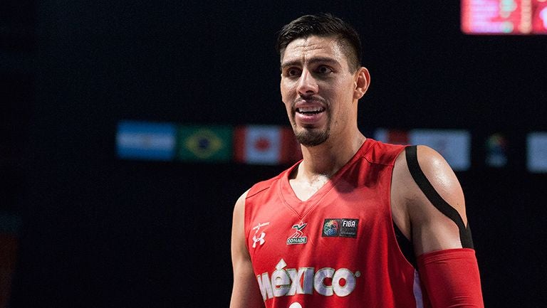 Gustavo Ayón, en un duelo con el Tri de basquetbol