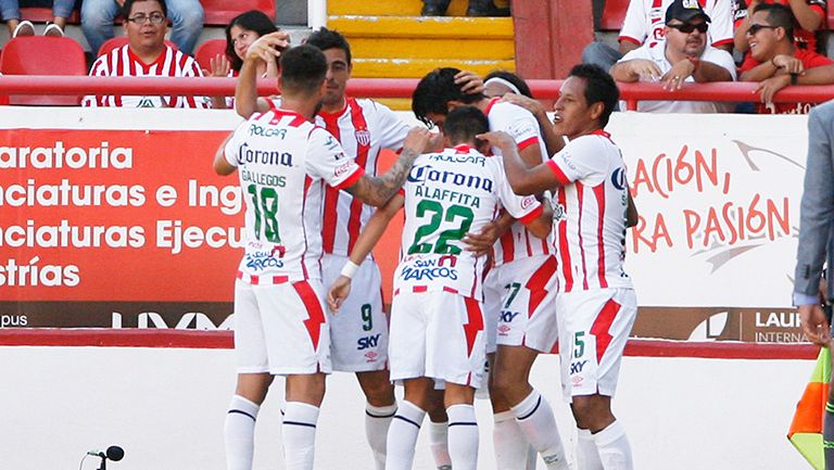 Jugadores del Necaxa celebran un gol