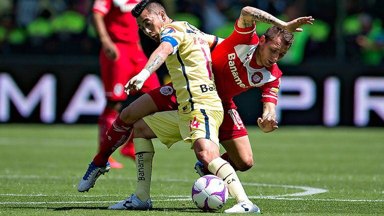 Sambueza pelea un esférico contra Toluca