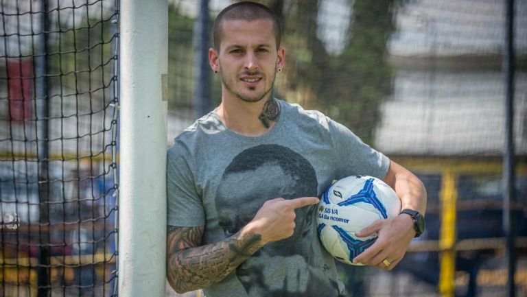 Dario Bendetto muestra el balón de la Liga MX