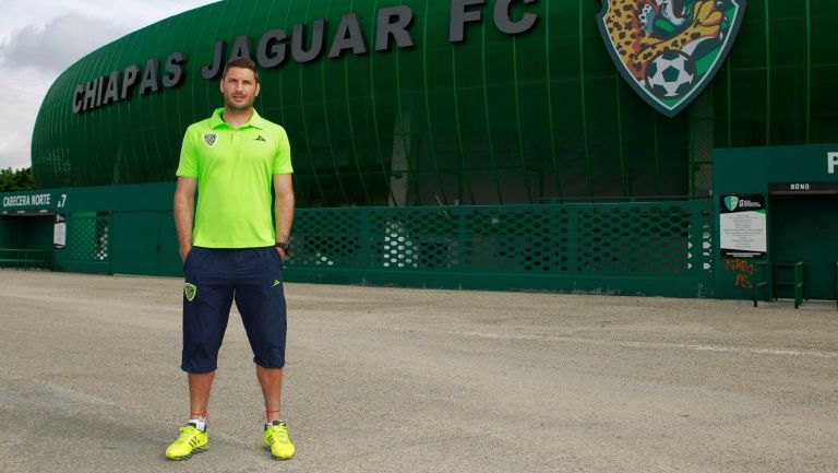 Mustafá posa en sesión de fotos frente al estadio de Jaguares