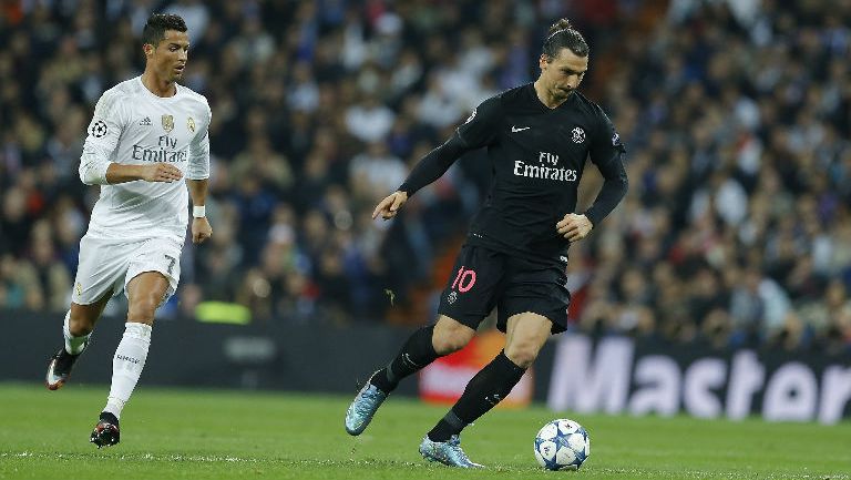 Cristiano persigue a Zlatan durante el partido