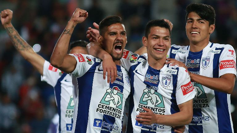 Jugadores de Pachuca festejan el gol del triunfo