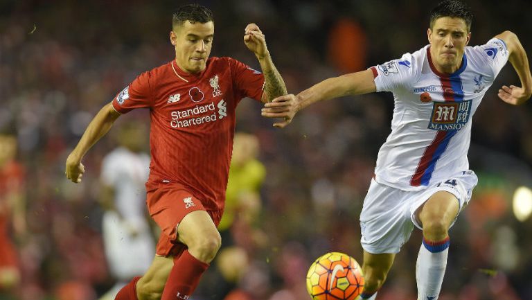 Martin Kelly disputa el balón con Philippe Coutinho