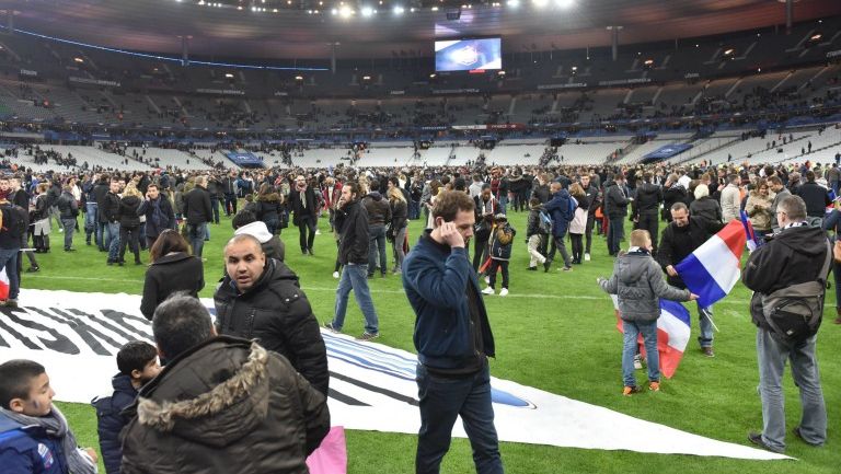 Gente dentro de la cancha después de los atentados