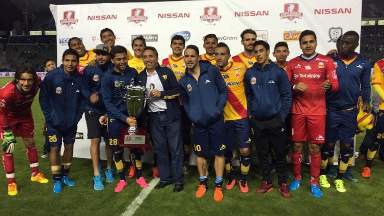 Jugadores de Monarcas recibiendo el trofeo por M. Negrete 