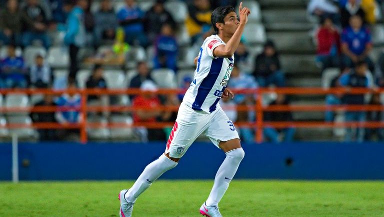 Calero, durante su ingreso a la cancha en un partido de Pachuca