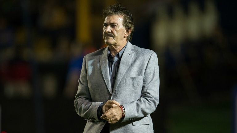 Ricardo La Volpe en un partido de Chiapas