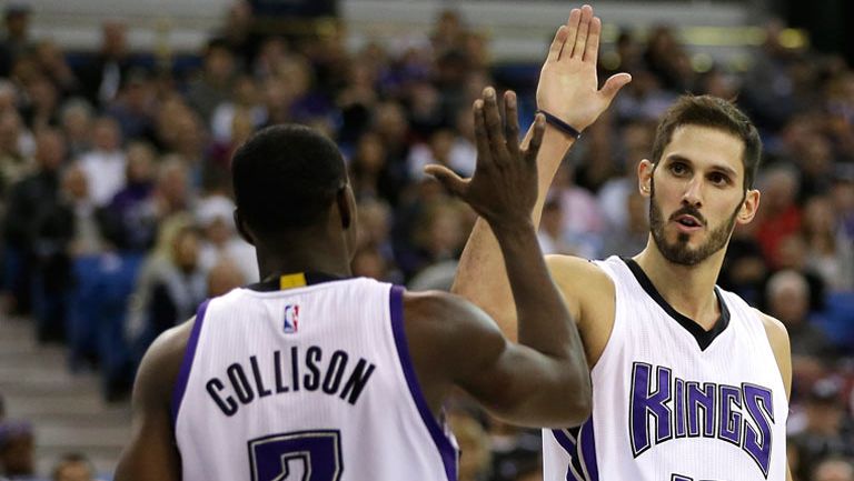 Omri Casspi festeja con Darren Collison tras encestar contra los Mavericks