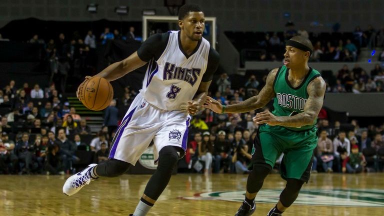 Isaiah Thomas inenta parar a Rudy Gay