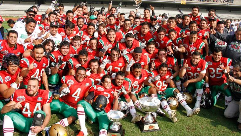 Jugadores de México con el trofeo