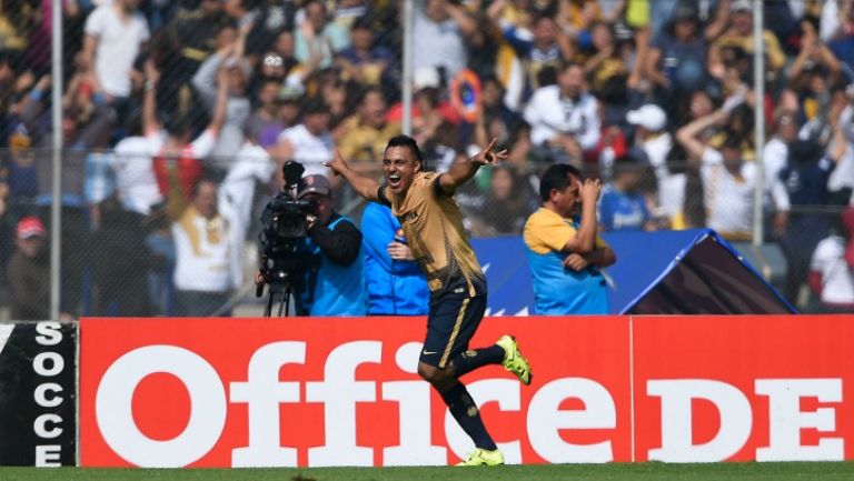 Javier Cortés celebrando su anotación contra América