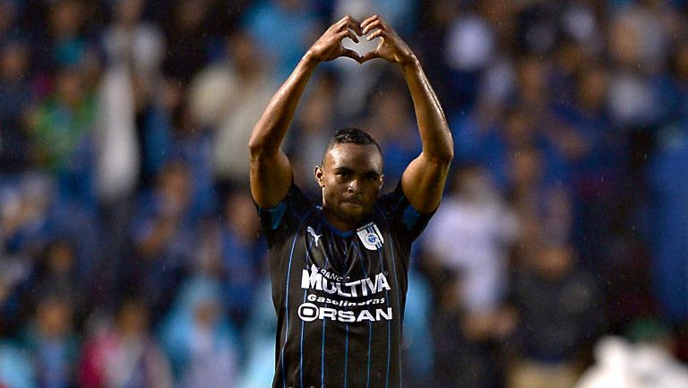 William da Silva celebra un gol con Gallos 