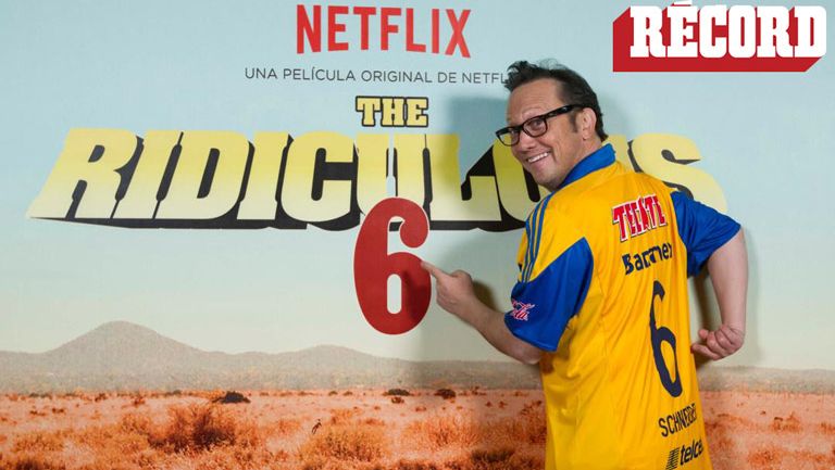 Rob Schneider sonríe con su jersey de los Tigres, en una sesión exclusiva de RÉCORD