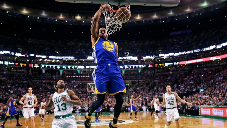 Andre Iguodala anota durante el partido contra Celtics