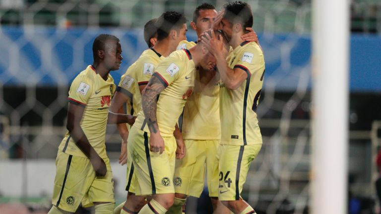 Futbolistas del América durante el partido con el Guangzhou