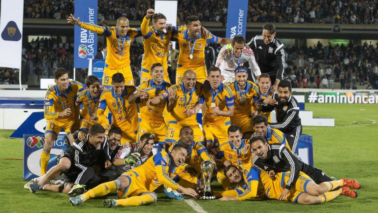 Jugadores de Tigres festejan el título