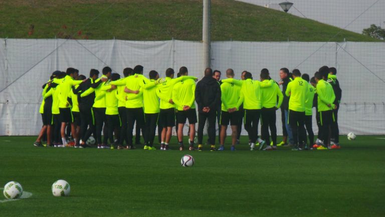 Futbolistas de América durante el entrenamiento