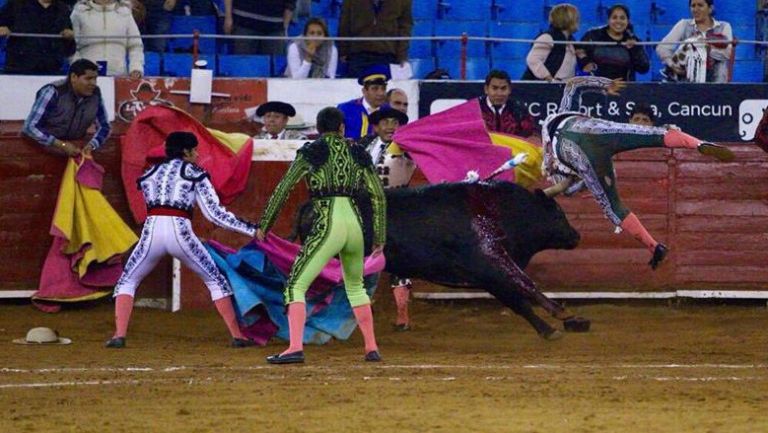 Momento en que el torero recibe una cornada