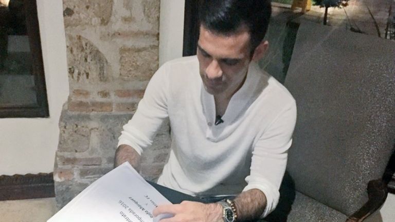 Rafa Márquez firmando su contrato con Atlas