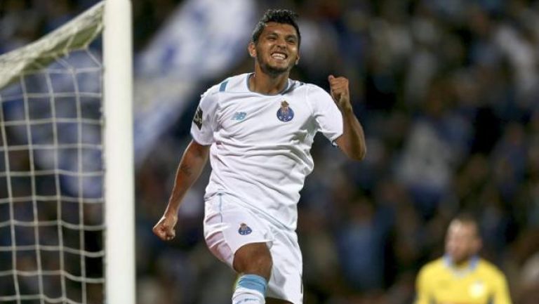 Tecatito celebra un gol con el Porto