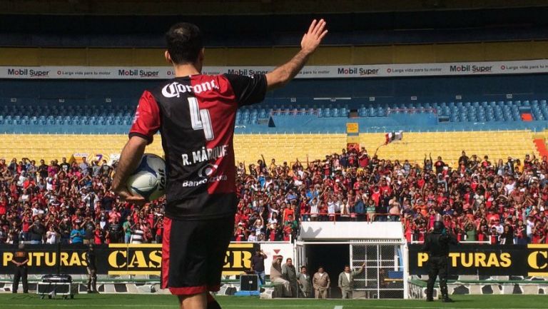 Rafa Márquez saluda a la gente en el estadio Jalisco