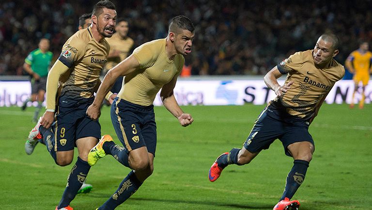 Alcoba festeja un gol contra Tigres