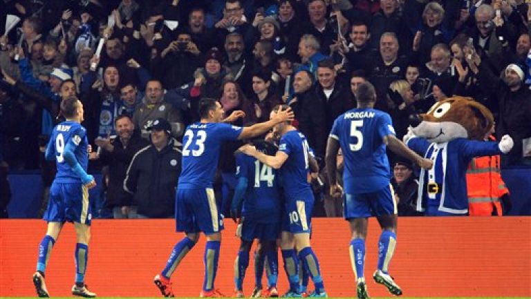 Jugadores del Leicester City festejan una anotación