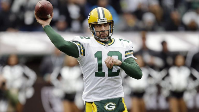 Aaron Rodgers lanza el ovoide