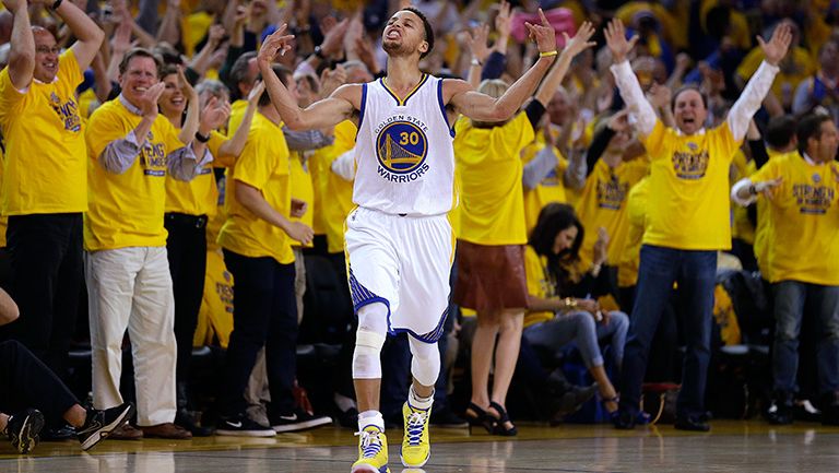 Curry, festejando en un juego con los Warriors