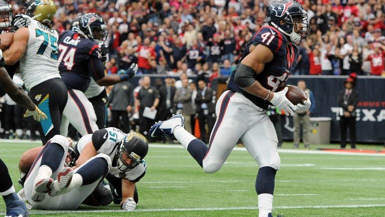 Jonathan Grimes anotando touchdown a Jacksonville