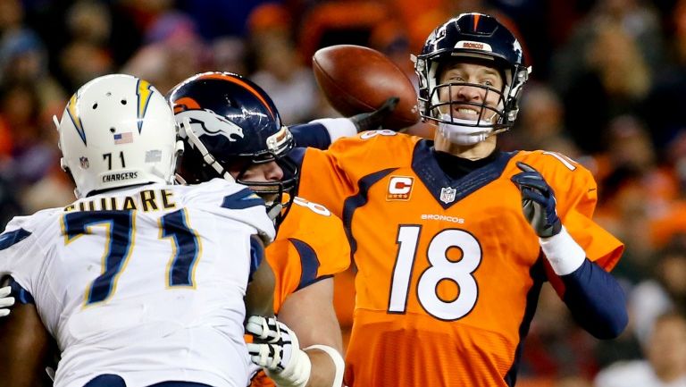 Manning lanza el balón en su regreso a los emparrillados