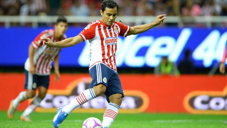 Omar Bravo realizando un disparo en un duelo de Chivas