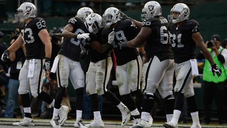 Jugadores de los Raiders se felicitan tras un TD