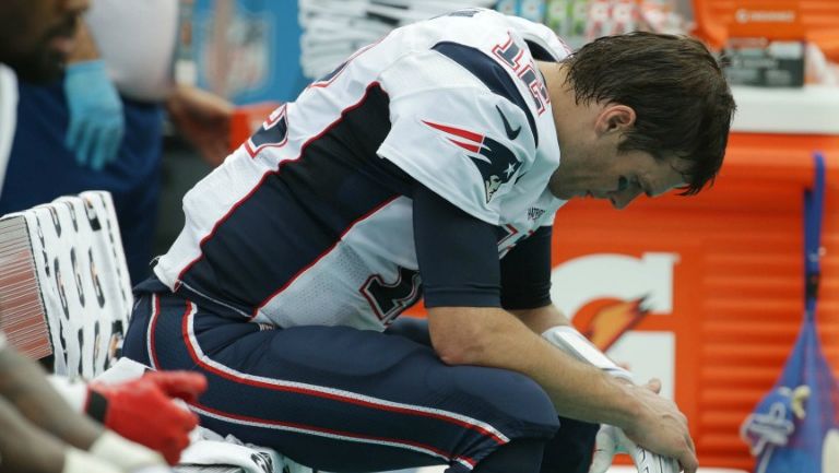 Tom Brady, en la banca de los Patriotas durante el juego frente a Miami