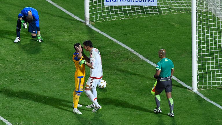 Momento en que Nahuel 'besa' a Jiménez tras el penalti del campeonato