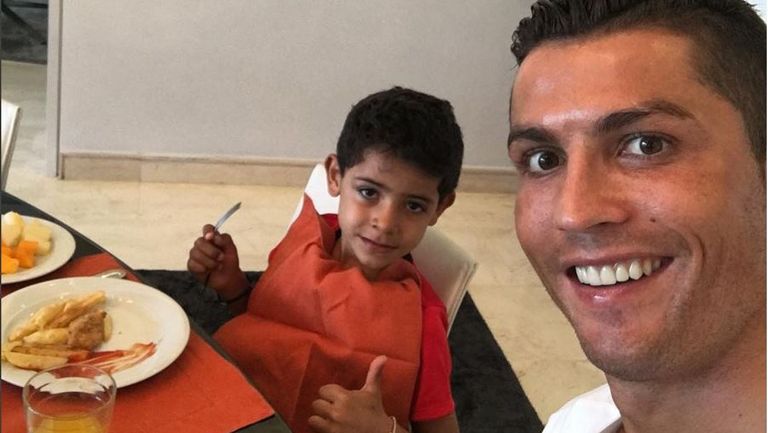 Cristiano se toma un selfie con su hijo