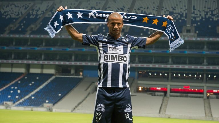 Carlos Sánchez posa con una bufanda de Rayados