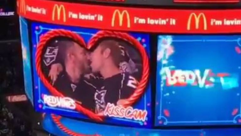 La pareja gay durante su beso en el Staples Center