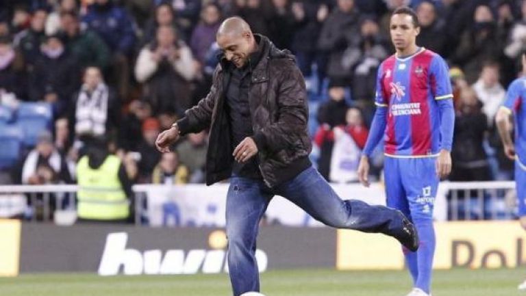 Roberto Carlos realiza el saque de honor ante Levante