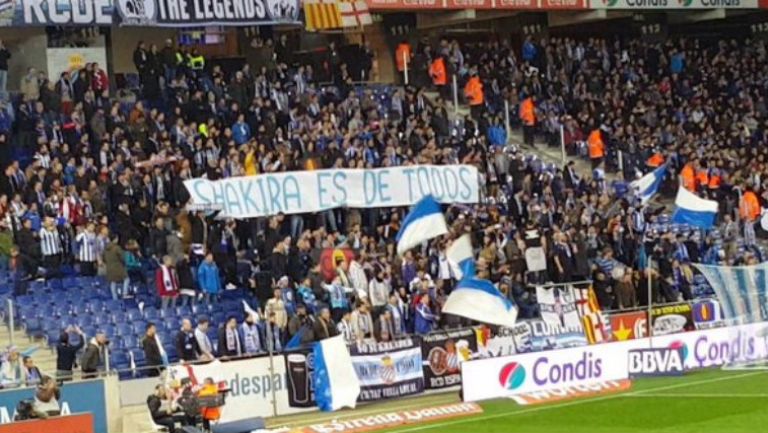 Manta de los aficionados del Espanyol asegura que "Shakira es de todos"