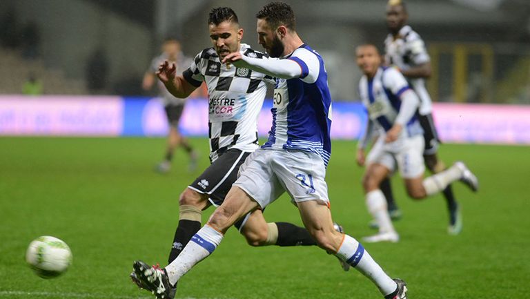 Miguel Layún en un partido con el Porto