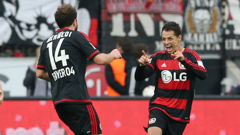 Chicharito festeja uno de sus goles con el Leverkusen