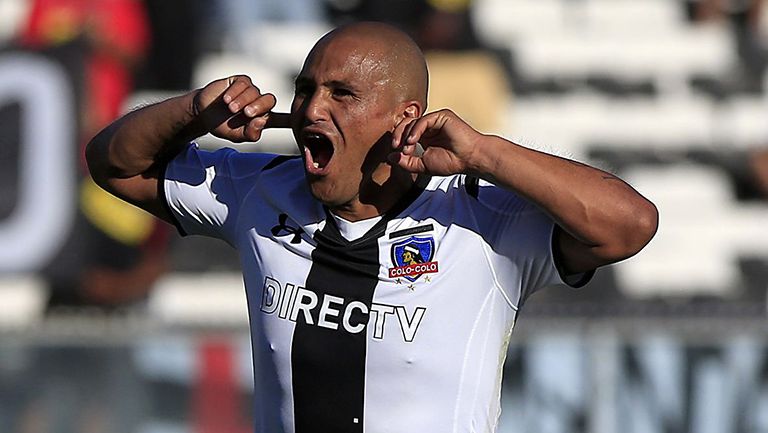 Chupete Suazo en un partido con Colo Colo