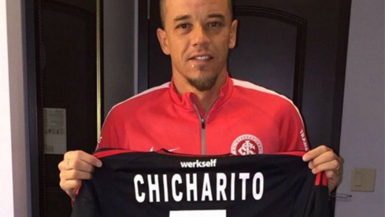 D'Alessandro presumiendo la camiseta de Chicharito