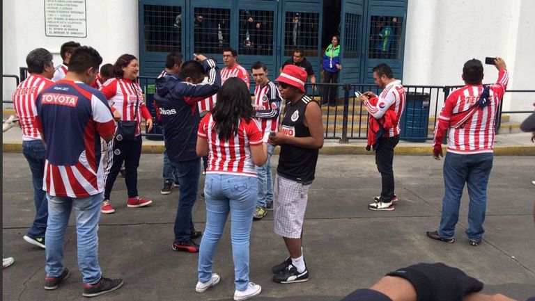 Afición de Chivas espera entrar al Azul