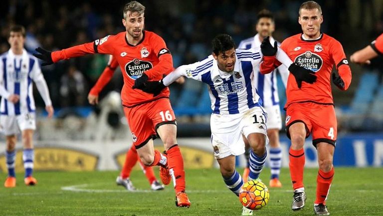 Carlos Vela peleando el esférico contra el Deportivo