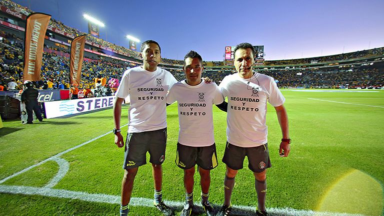 Los árbitros portando la playera en el duelo de Tigres-Monarcas