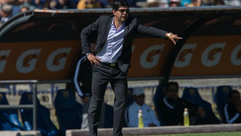 José Cardozo dando instrucciones en CU