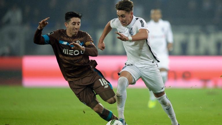 Héctor Herrera peleando el balón en el duelo del Porto